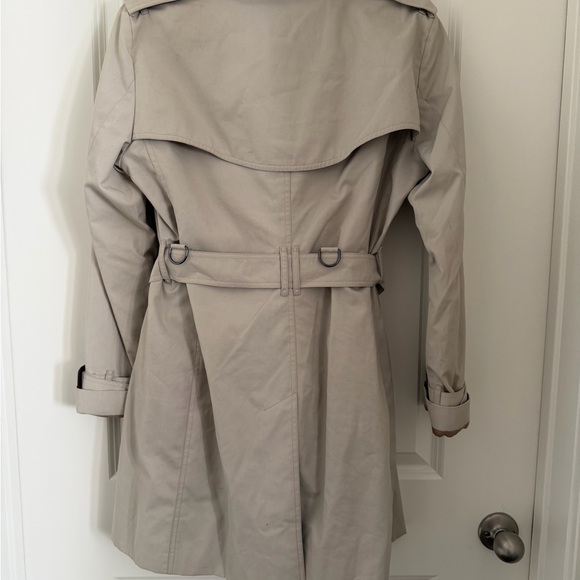 Burberry Classic Trench Coat - Picture 2 of 9